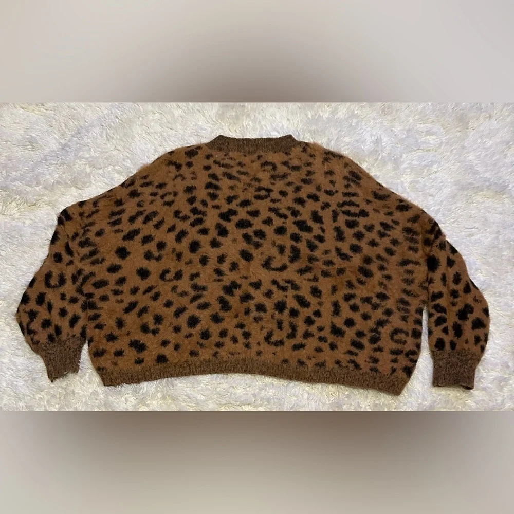 AndTheWhy Women’s Cheetah Print Sweater Size S/M EUC - Picture 5 of 5